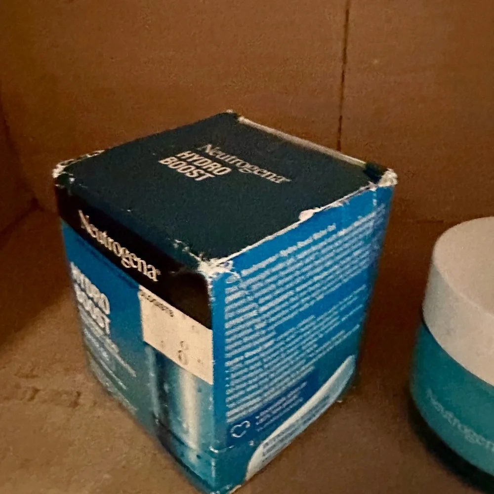 Neutrogena Hydro Boost Water Gel, Hyaluronic Acid Hydrating Facial Moisturizer - Picture 4 of 7